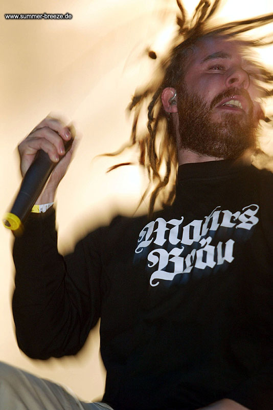 Bild eines Mitglieds der Band In Flames beim Live Auftritt auf dem Summer Breeze 2003.